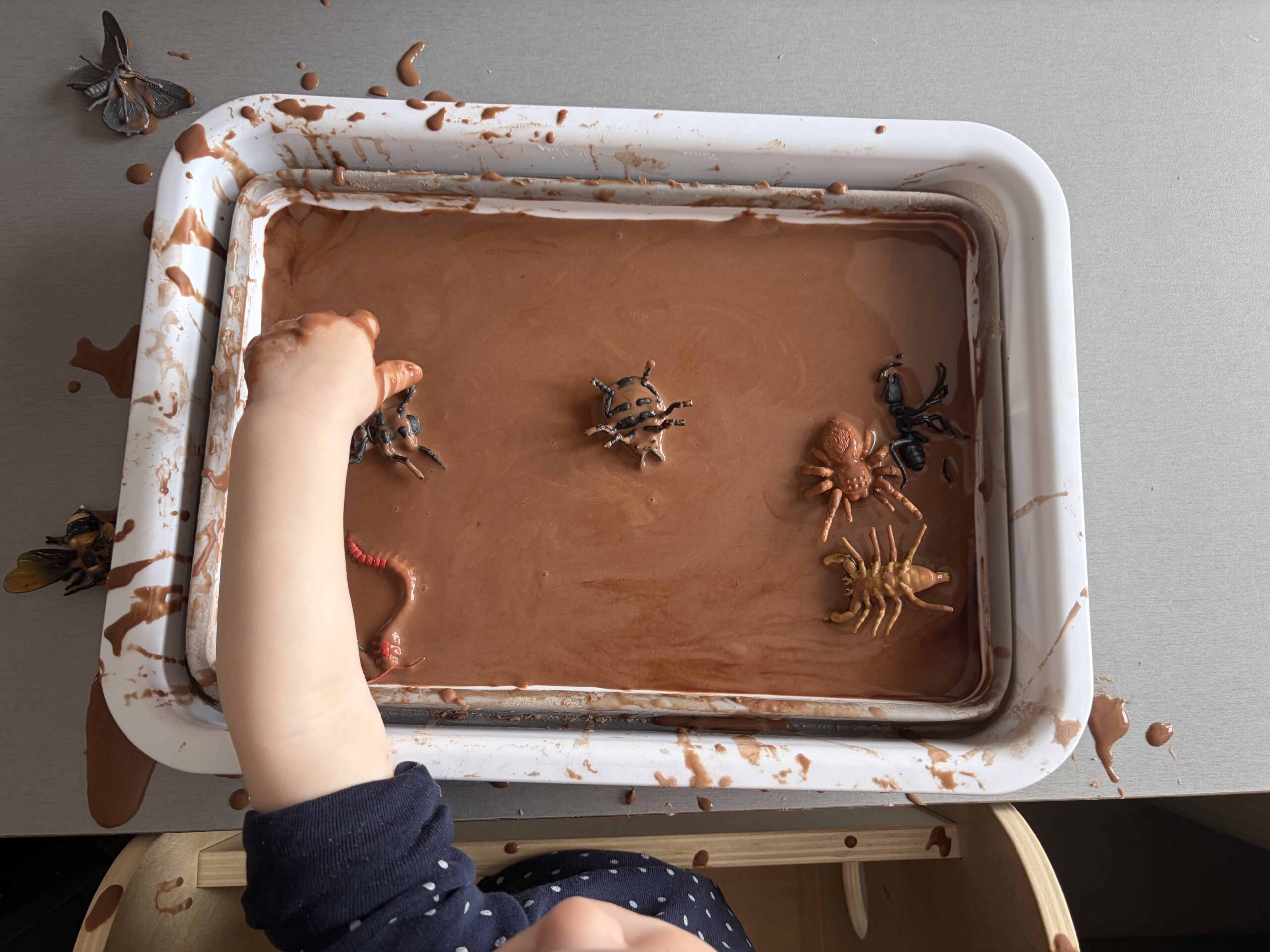 Smyslohraní s bahnem a brouky. Úklid po messy play.
Brouci v bahně
