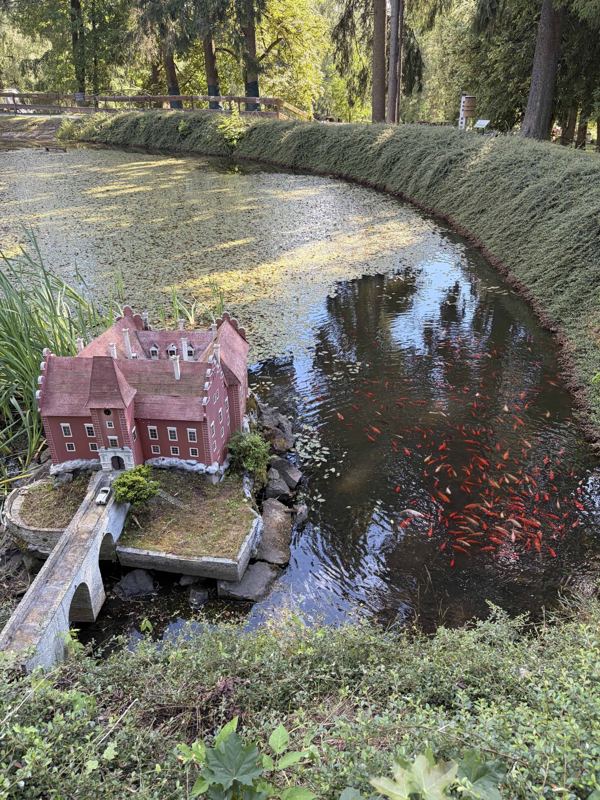 červená lhota v parku boheminium, miniatura
