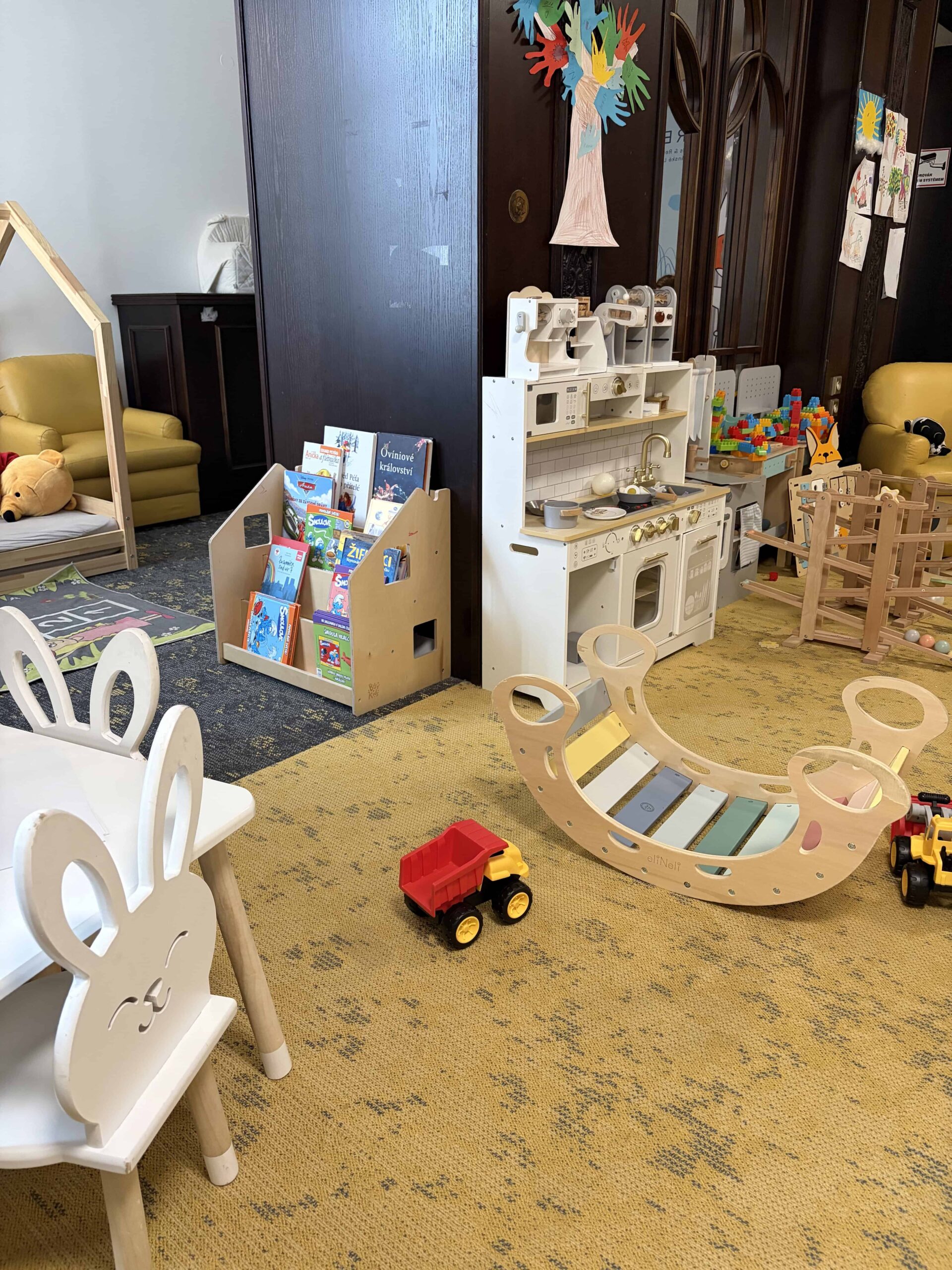herna pro malé děti v orea hotelu zvon, Montessori houpačka, stoleček a židle, dětská kuchyňka