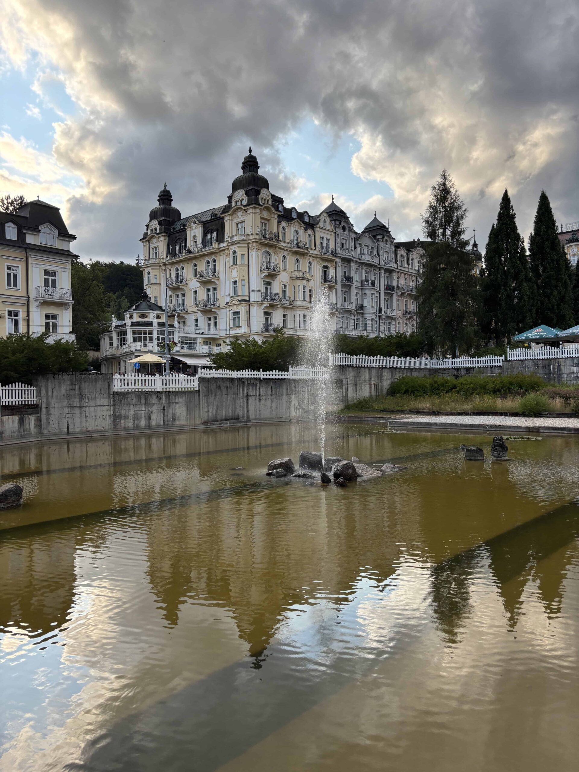 malá fontána v mariánských lázní s výhledem na hotely