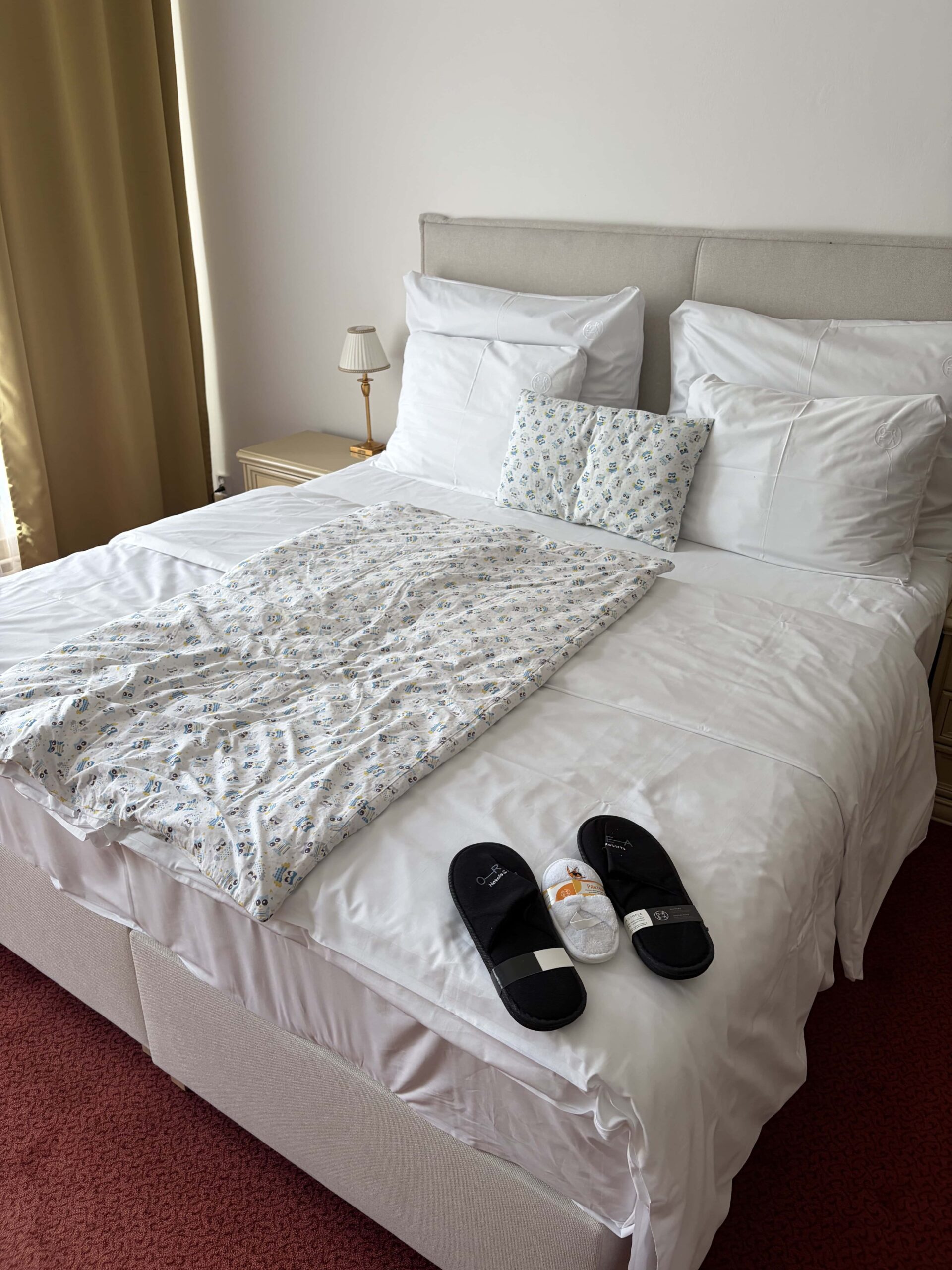 postel, pantofle, orea hotel zvon