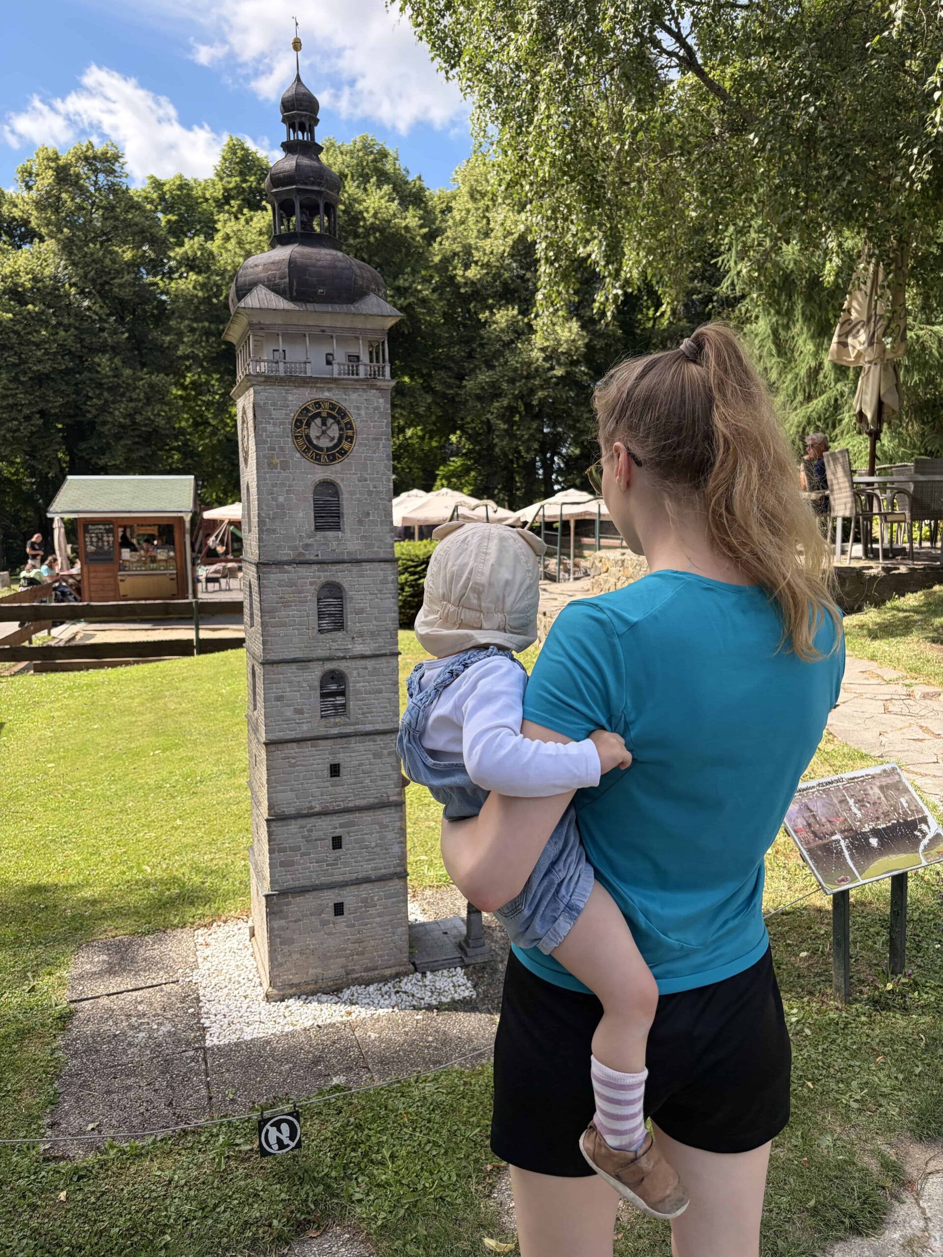 dívka a holčička se dívají na zmenšeninu černé věže